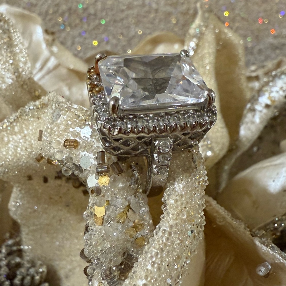 Cache Elegant Silver Crystal Ring